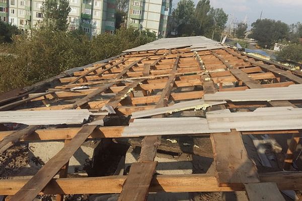 Сильный ветер частично снес кровлю многоквартирного дома в Вулканештах