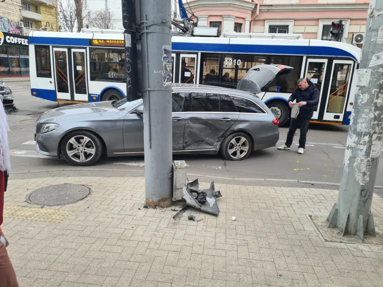 В Кишиневе произошло ДТП: столкнулись два автомобиля