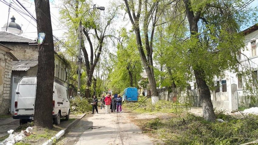 Жители столичной улицы, 5 дней сидящие без света, перекрыли дорогу