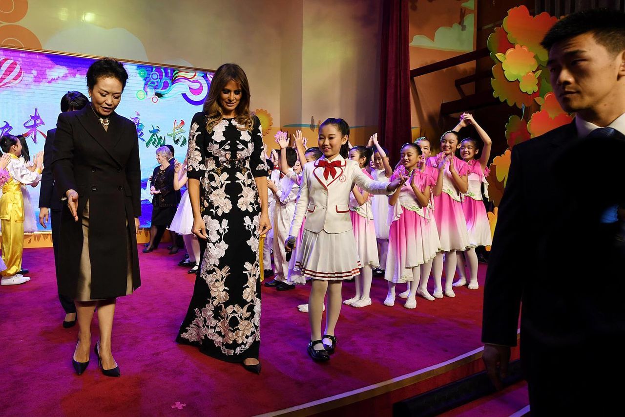 Melania Trump, lecție de stil în China. Le-a dat din nou peste nas designerilor americani