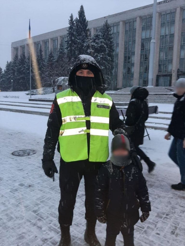 На ярмарке в Кишиневе карабинеры помогли потерявшимся детям найти родителей