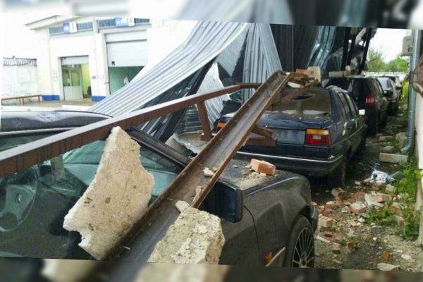 В Приднестровье ветер повалил деревья, опору ЛЭП и снес крышу зданию МВД