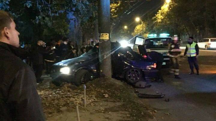 Авария на Скулянке: БМВ врезался в столб электропередач