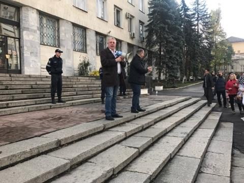 Simpatizanții lui Renato Usatîi protestează în fața Procuraturii Generale