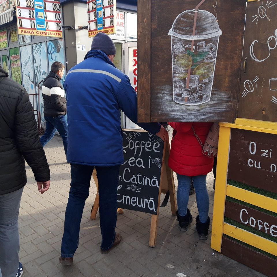 В центре столицы продолжают демонтировать незаконные рекламные билборды и панно