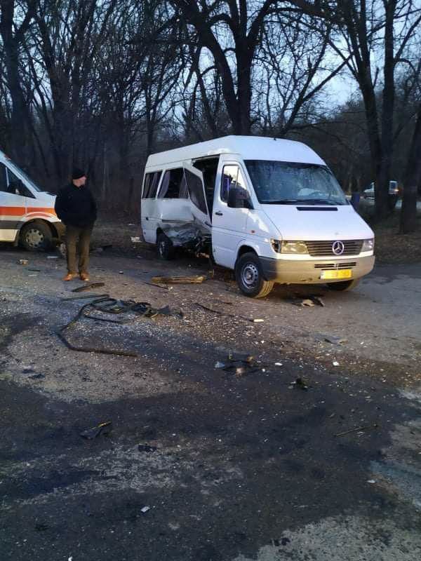 Утреннее ДТП в столице: столкнулись микроавтобус и легковушка