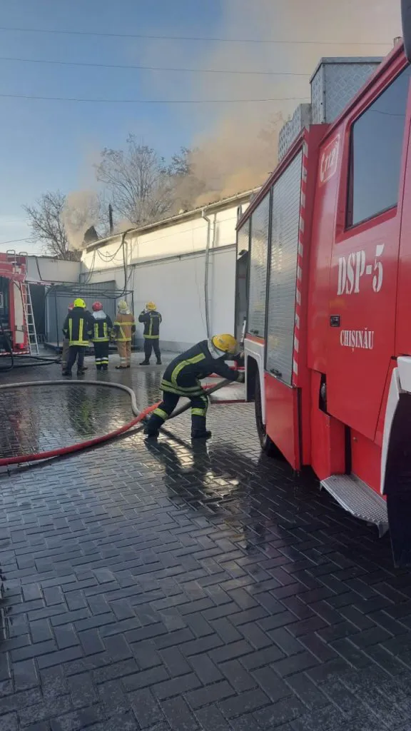 В Кишиневе произошел пожар на складе