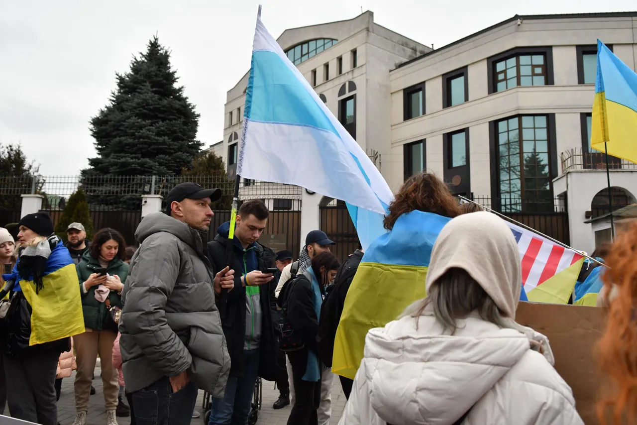 Протест перед посольством РФ в Кишиневе: участники акции повесили куклу Путина