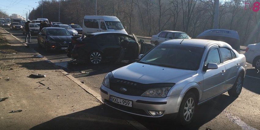 В столице автомобиль врезался в столб: госпитализирован 1 человек