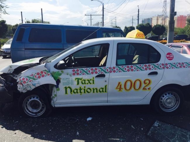 Accident in sectorul Ciocana al capitalei: doua autovehicule s-au ciocnit frontal. In zona s-a format ambuteiaj