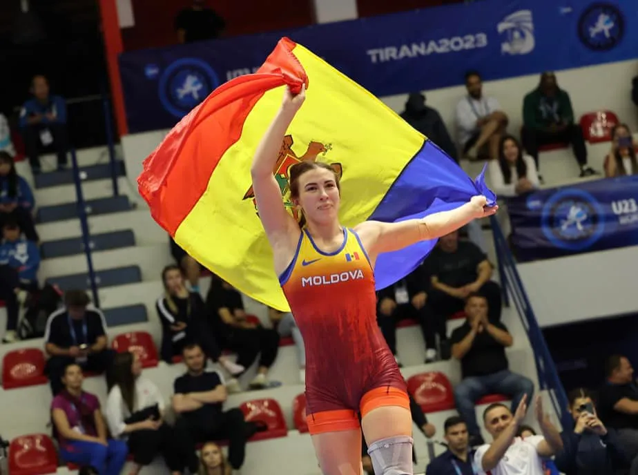 Министр обороны поблагодарил спортсменов за медали на чемпионате мира по борьбе