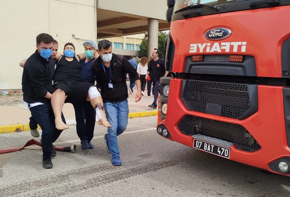 ЧП в турецкой Анталье: пациентов срочно эвакуировали из горящей больницы
