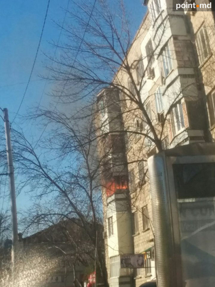 Apartament cuprins de flăcări în Capitală. O femeie, spitalizată