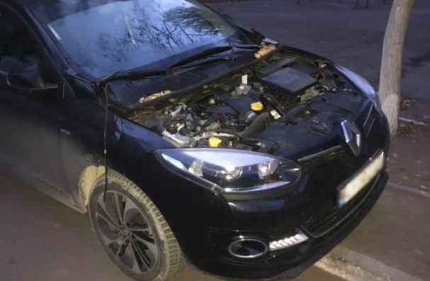 На Буюканах воры оставили припаркованный автомобиль без капота