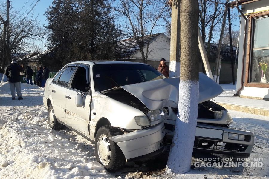 В центре Комрата автомобиль угодил в дерево