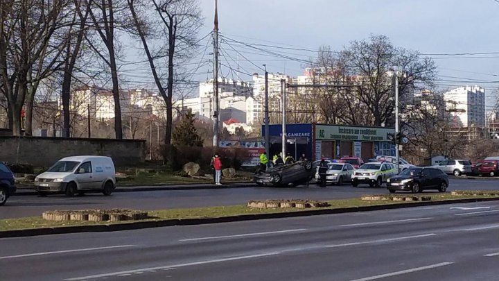 В столице произошло ДТП: перевернулся автомобиль