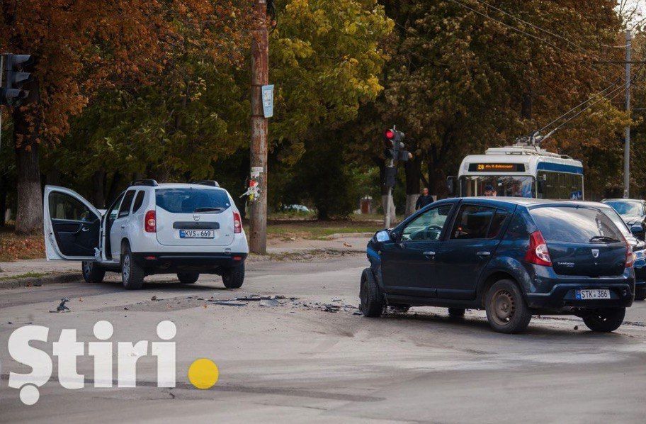 Две машины Dacia не смогли разъехаться на перекрестке: водитель в больнице