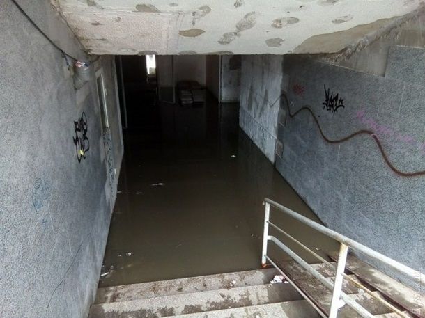 Ливень в Одессе: затоплены переходы и лестницы