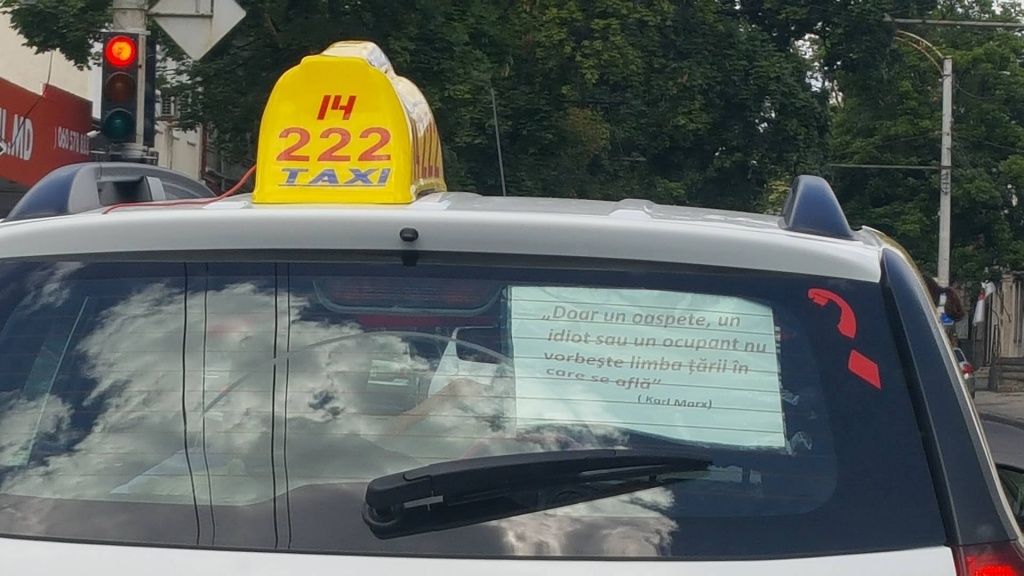 «Унионистское» такси с цитатой об оккупанте на стекле обнаружили в Кишиневе