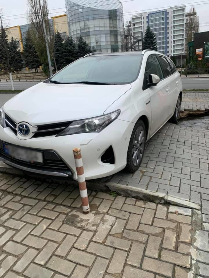 В центре Кишинева автомобиль едва не провалился в образовавшуюся яму