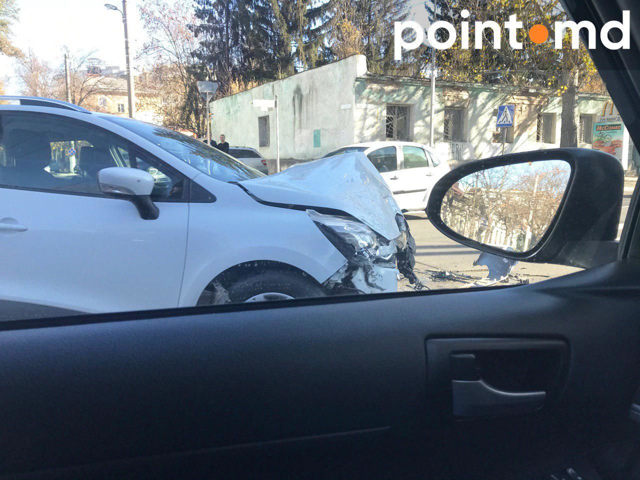 В центре Кишинева произошло ДТП с участием маршрутки и легкового автомобиля