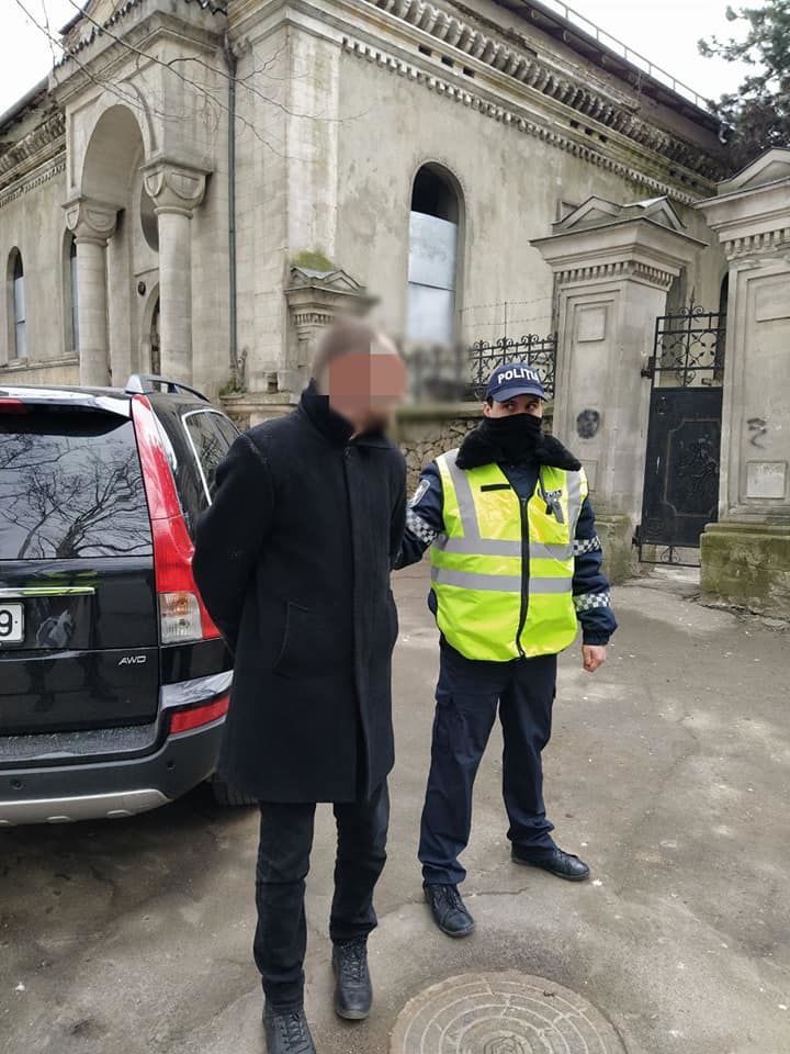 В центре Кишинёва мужчина угрожал ножом полицейским за замечание
