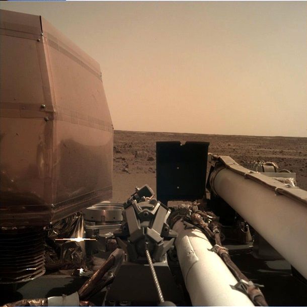 Аппарат InSight прислал селфи с Марса