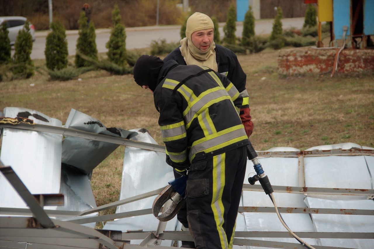 Пожарные разблокировали автомобили, на которые упала крыша АЗС