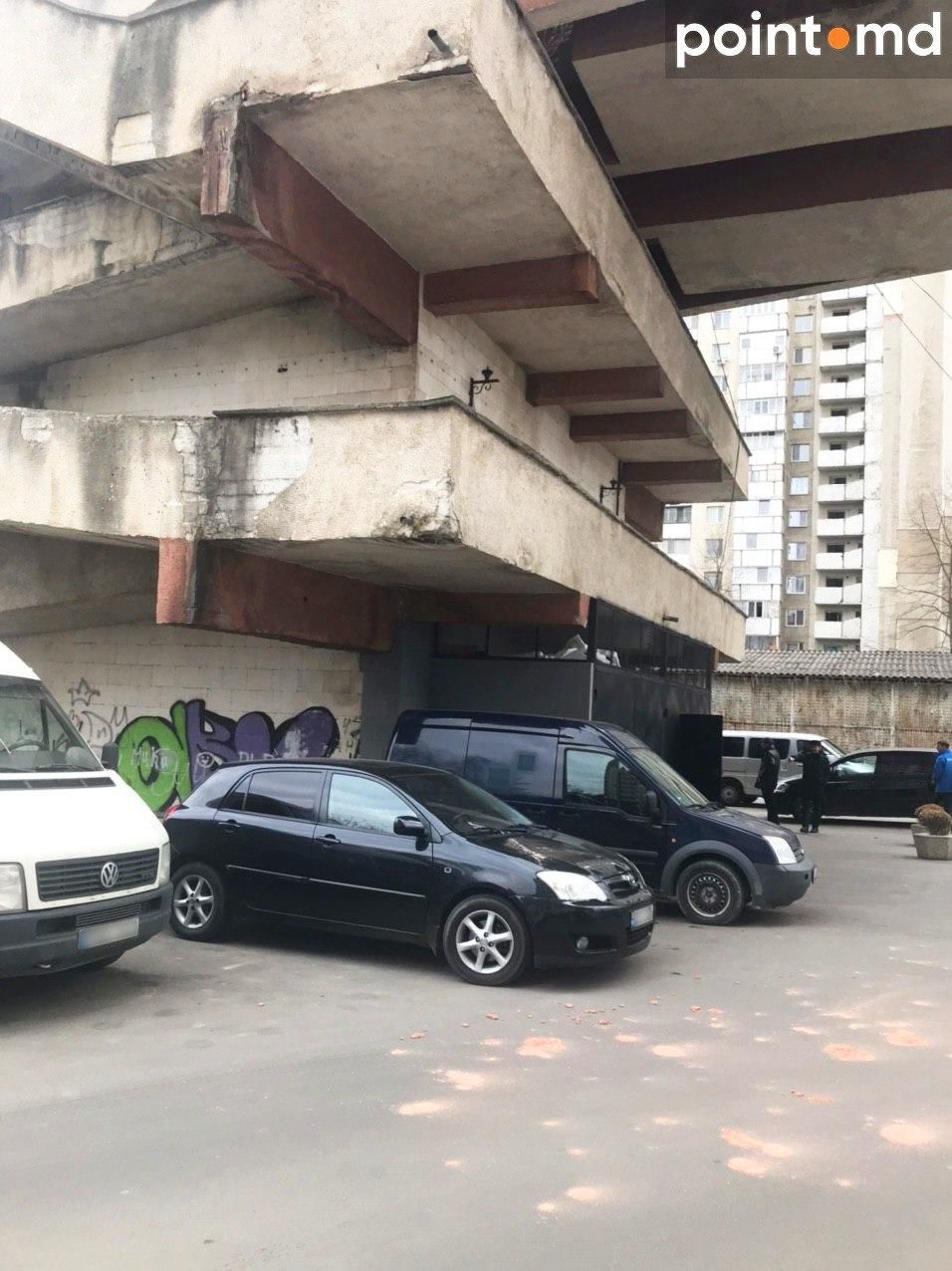Облицовка станции канатной дороги повредила припаркованный автомобиль