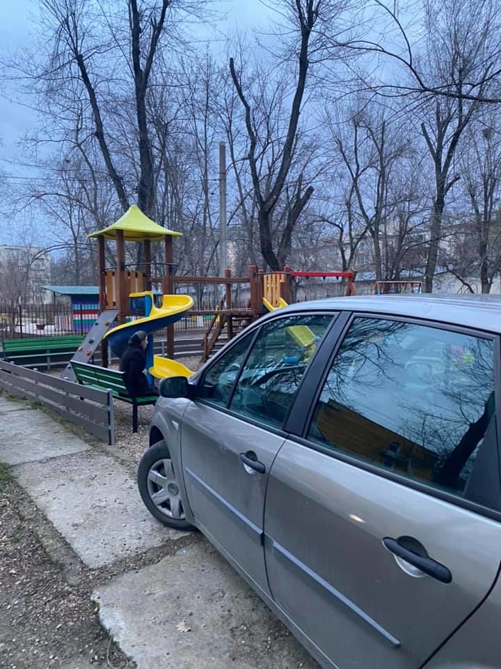 В столице водитель представился полицейским и припарковался на детской площадке