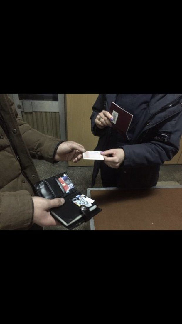 Скулянские пограничники обнаружили у 22-летнего молдаванина поддельные права