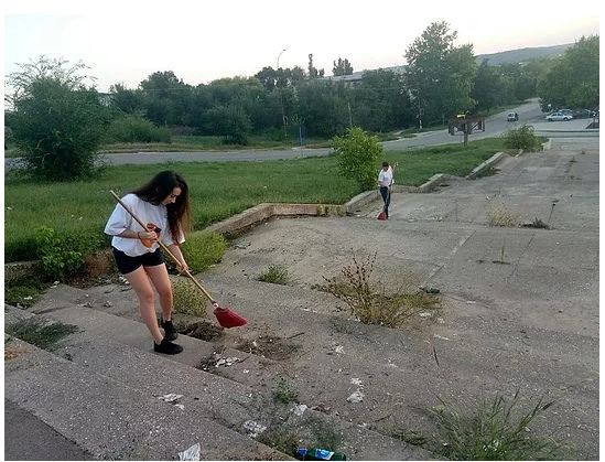 В Вулканештах активная молодежь провела санитарную очистку перед старым кинотеатром