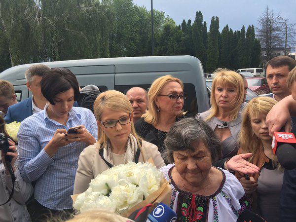 Савченко объяснила свой отказ от цветов Тимошенко обысками