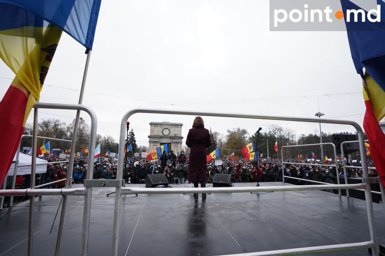 В центре Кишинева прошел масштабный митинг: люди требуют досрочных выборов