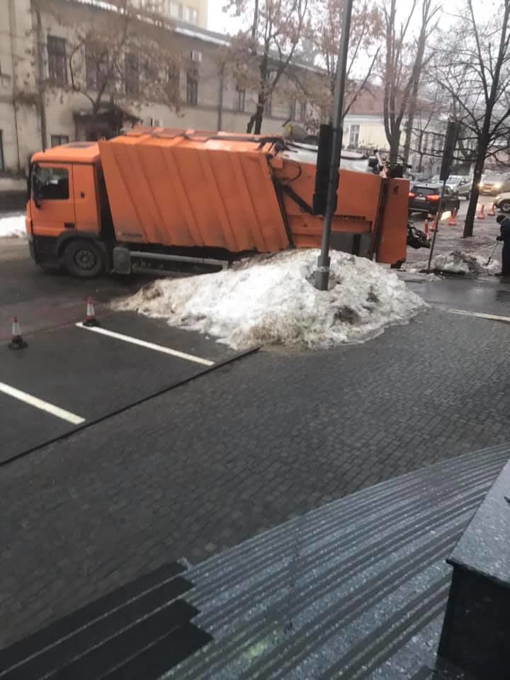 Мусоровоз угодил в яму, образовавшуюся на дороге в центре столицы