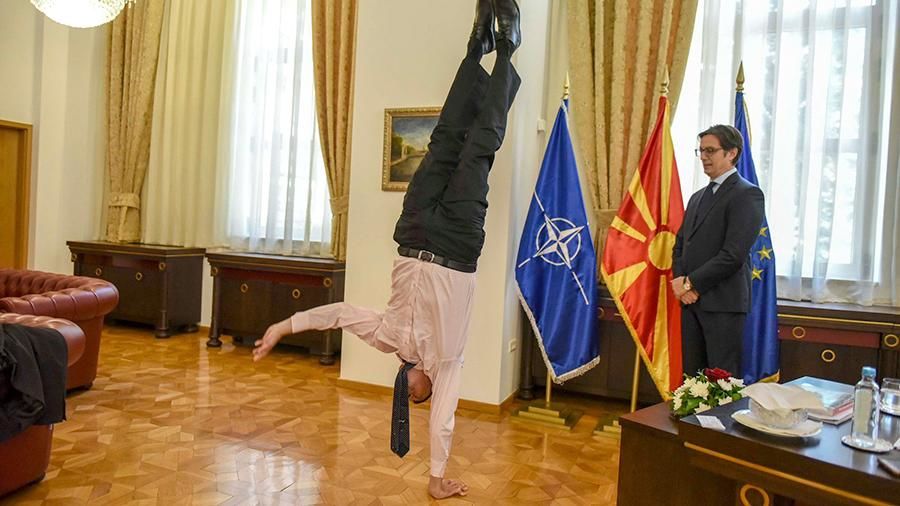Посол Израиля исполнил стойку на одной руке на встрече с президентом Македонии