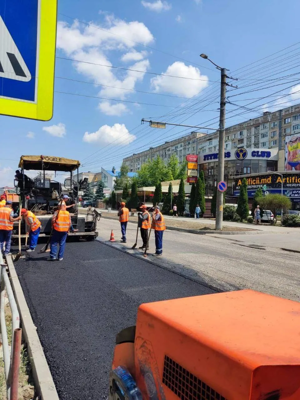 На бульваре Мирча чел Бэтрын проводится полное асфальтирование дороги