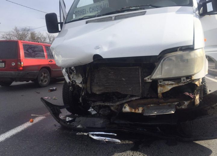 Accident grav lângă Peresecina, cu implicarea unui microbuz de rută: Două persoane, rănite