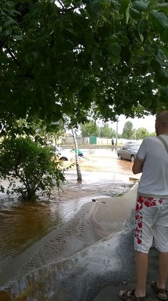 В Киеве улицу затопило ржавой водой