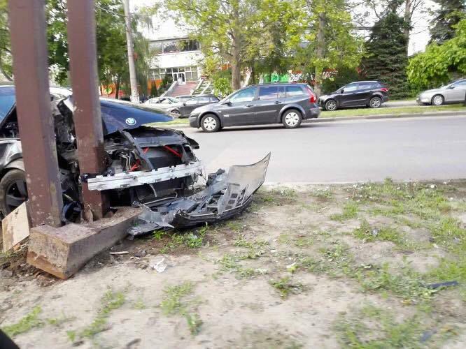 Un șofer a intrat cu BMW-ul într-un panou publicitar la Botanica
