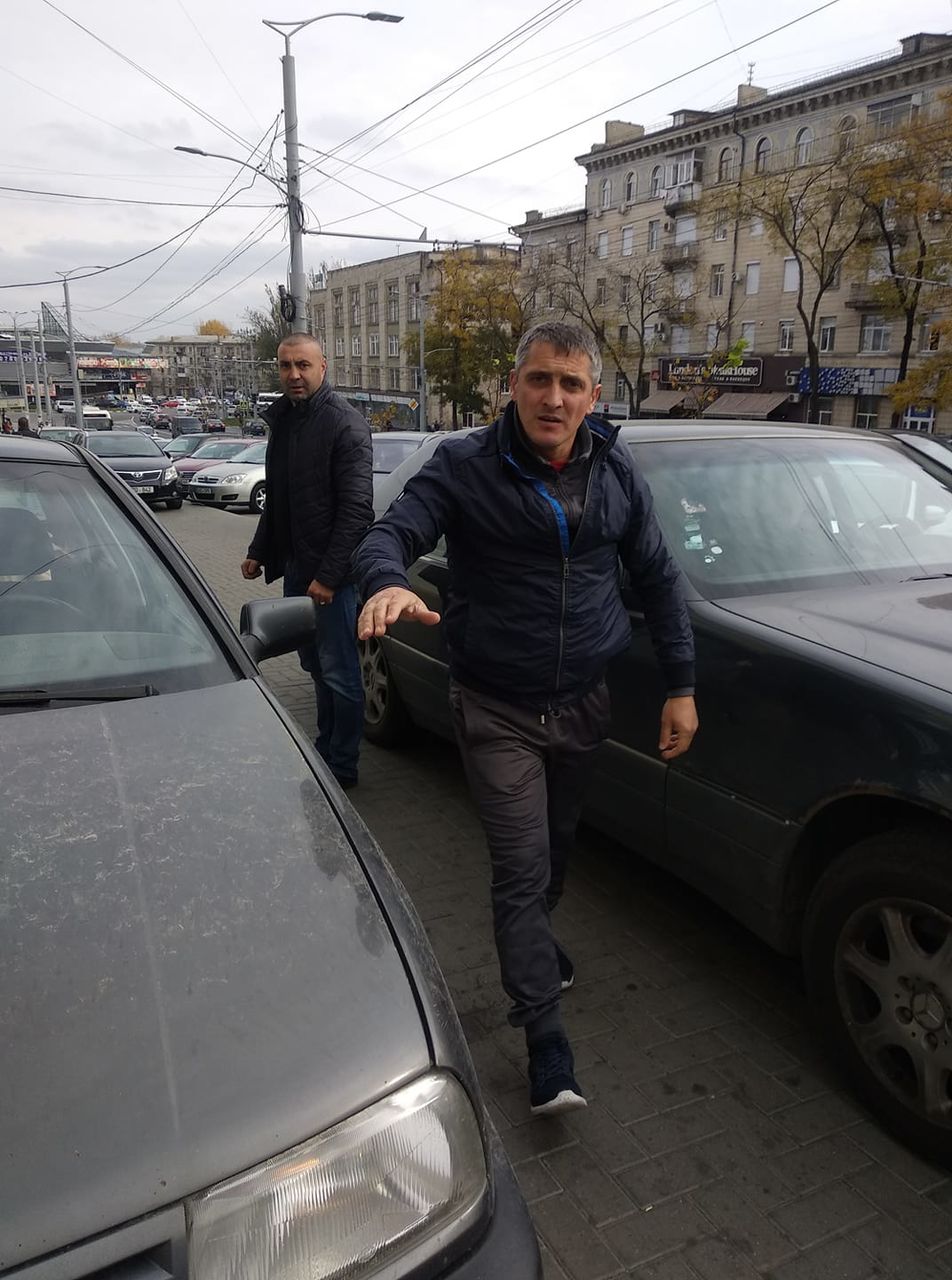 В Кишинёве дерзкий водитель избил пешехода за то, что он не уступил машине дорогу на тротуаре