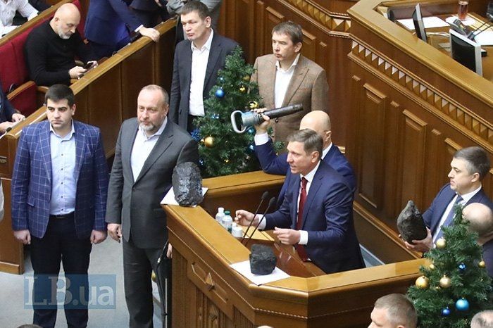 В Раду принесли уголь и отбойный молоток