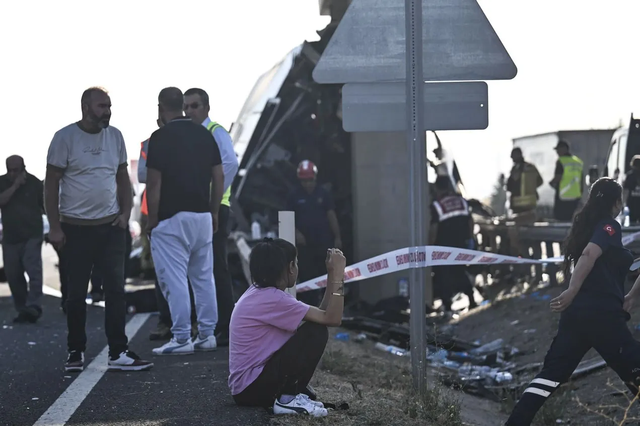 Un autobuz s-a izbit într-un pilon pe un pod din Ankara: 9 morți și 26 de răniți