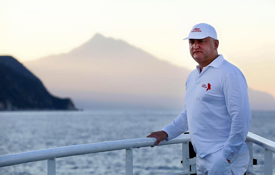 Teambuilding de partid sau cum se odihnește Igor Dodon, alături de socialiști, pe muntele Athos