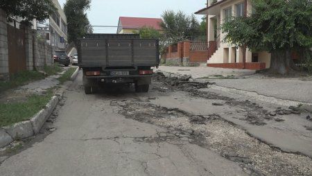 Почти 100% второстепенных дорог в Комрате повреждены после ливня
