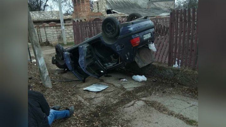 В Бендерах перевернулся автомобиль: пострадал водитель
