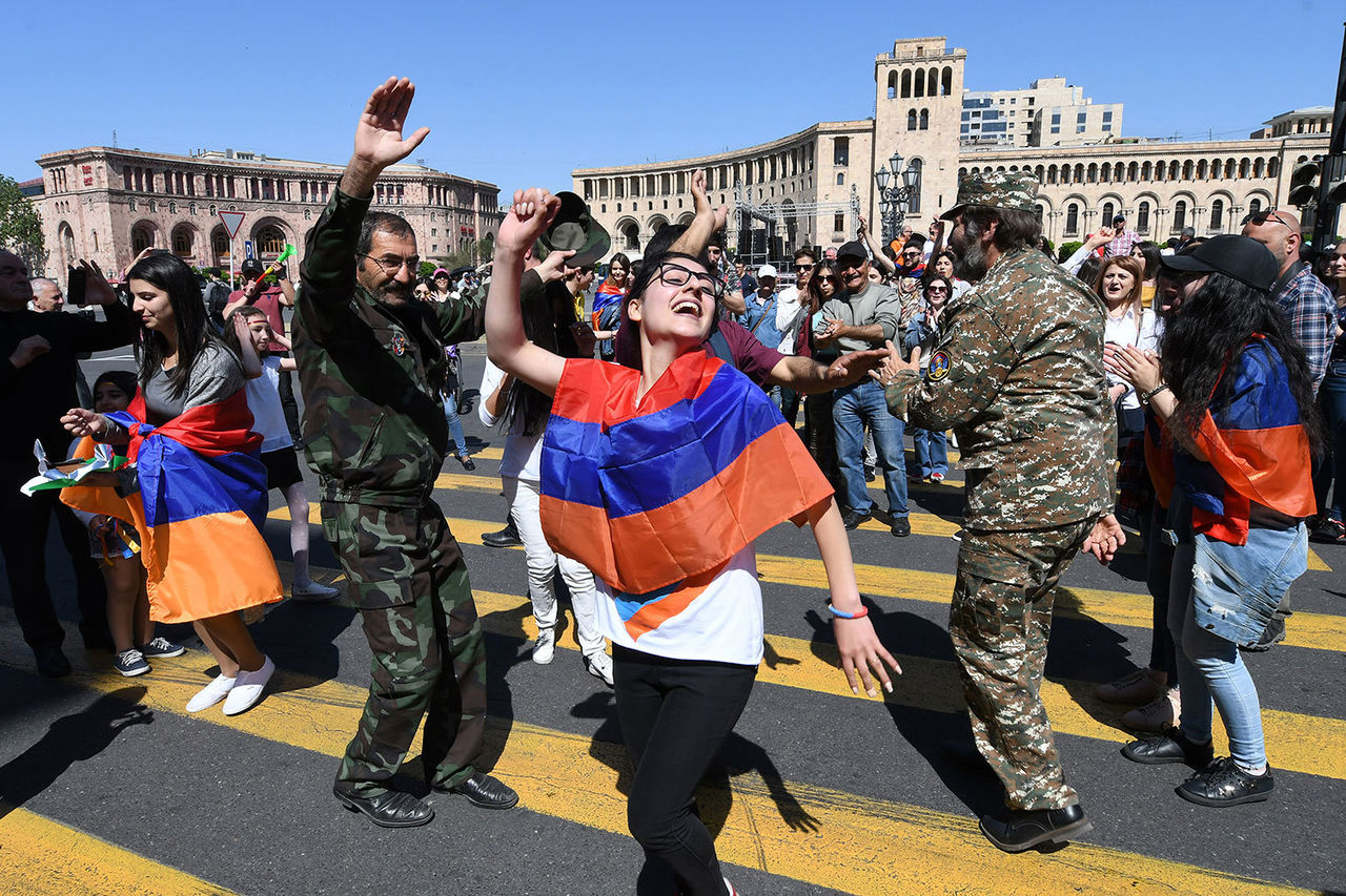 С музыкой и пирогами: как в Армении блокируют улицы и магистрали