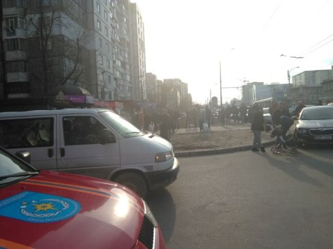 В центре столицы женщина угрожает выброситься из окна