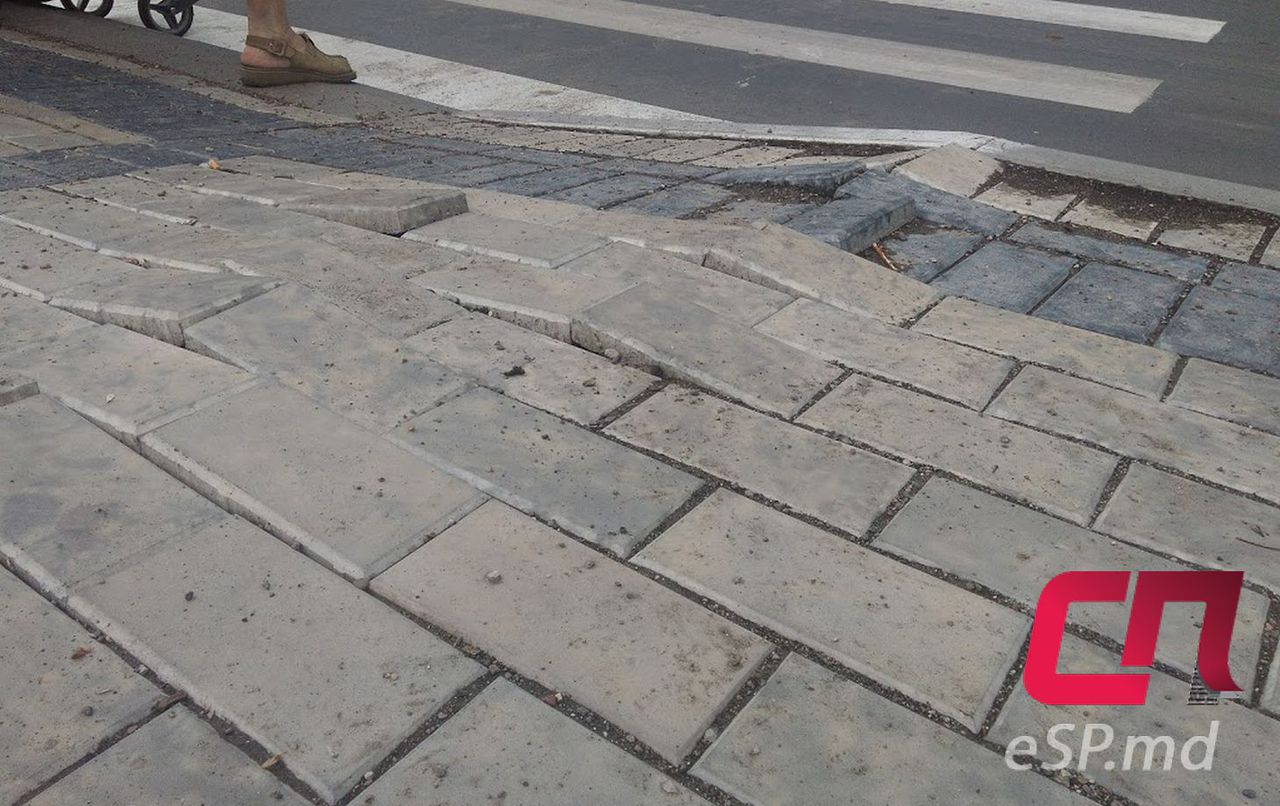 В Бельцах тротуарная плитка встала дыбом