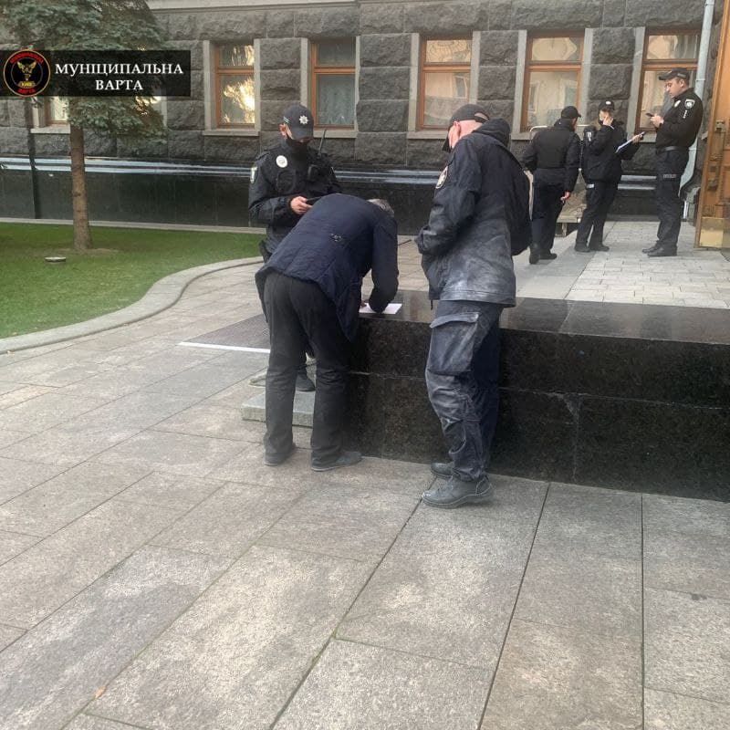 Украинец попытался сжечь себя в офисе Зеленского